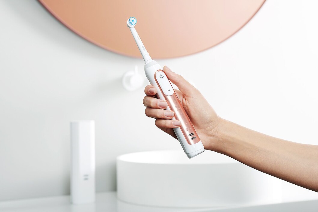 Oral-B Genius X kommer også i en hvit og rosagull-variant. Foto: Oral-B. Oral-B Genius X kommer også i en hvit og rosagull-variant. Foto: Oral-B.
