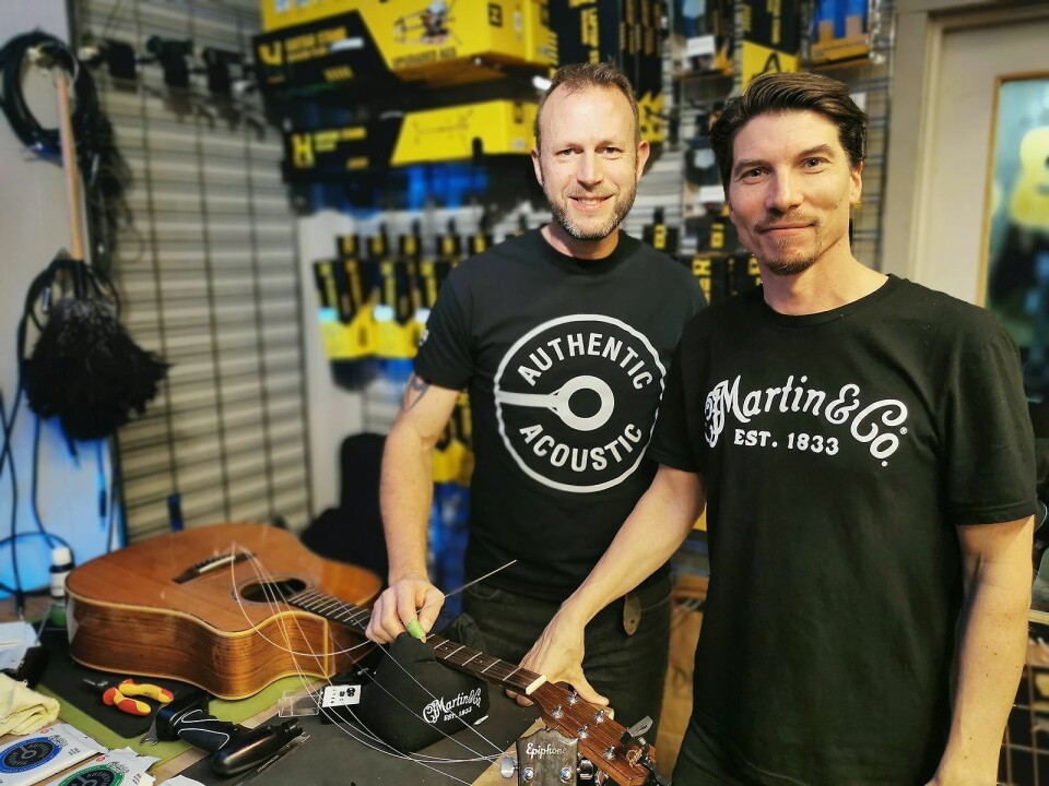 Steve Harvey (t. v.) i Martin Guitars og Morten Jensen i EM Nordic besøkte fire norske butikker på Martins strengebytte-turné. Foto: Stian Sønsteng