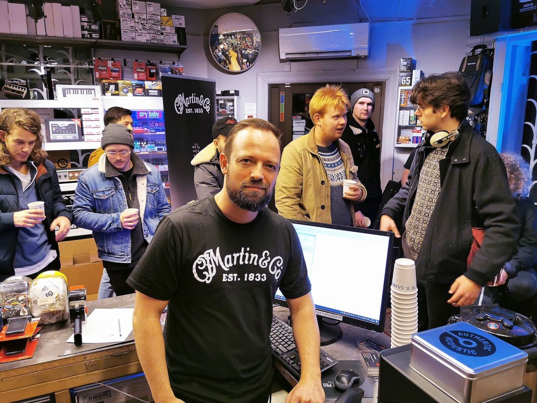 Mats A. Haugen ved Deluxe Music i Oslo setter pris på å få mange kunder i butikken i forbindelse med strengebytte-turneen til Martin Guitars. Foto: Stian Sønsteng. Mats A. Haugen ved Deluxe Music i Oslo setter pris på å få mange kunder i butikken i forbindelse med strengebytte-turneen til Martin Guitars. Foto: Stian Sønsteng.