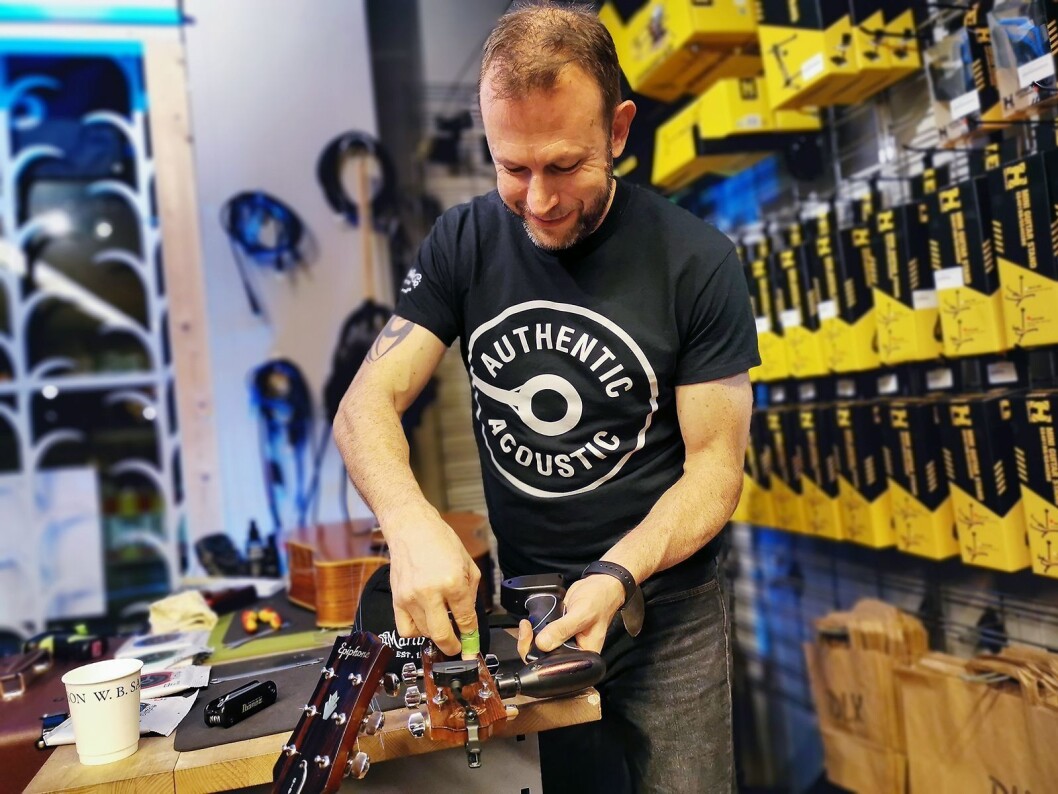 Markedssjef Steve Harvey i Martin Guitars har byttet strenger på adskillige gitarer på sin Europa-turné. Her hos Deluxe Music på Grünerløkka i Oslo. Foto: Stian Sønsteng. Markedssjef Steve Harvey i Martin Guitars har byttet strenger på adskillige gitarer på sin Europa-turné. Her hos Deluxe Music på Grünerløkka i Oslo. Foto: Stian Sønsteng.