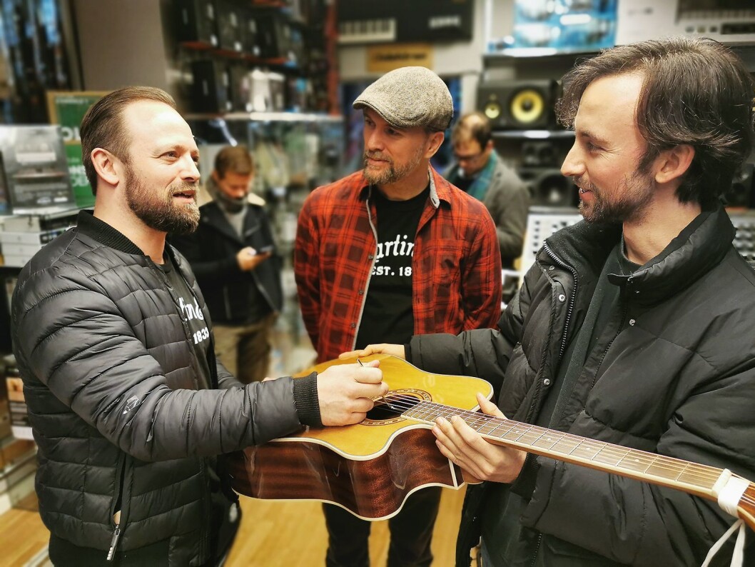 Mats A. Haugen (f. v.) og Øyvind Voldmo Larsen hjelper kunde Jørgen Hamran med å justere gitaren hans. Foto: Stian Sønsteng. Mats A. Haugen (f. v.) og Øyvind Voldmo Larsen hjelper kunde Jørgen Hamran med å justere gitaren hans. Foto: Stian Sønsteng.