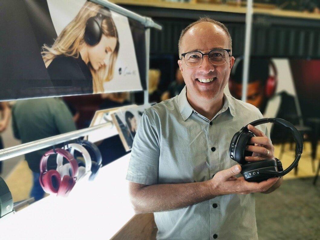 Jeff Hutchings er produktsjef hos Skullcandy. Her viser han de nye Crusher ANC. Pris: 3.300,- Foto: Stian Sønsteng Jeff Hutchings er produktsjef hos Skullcandy. Her viser han de nye Crusher ANC. Pris: 3.300,- Foto: Stian Sønsteng