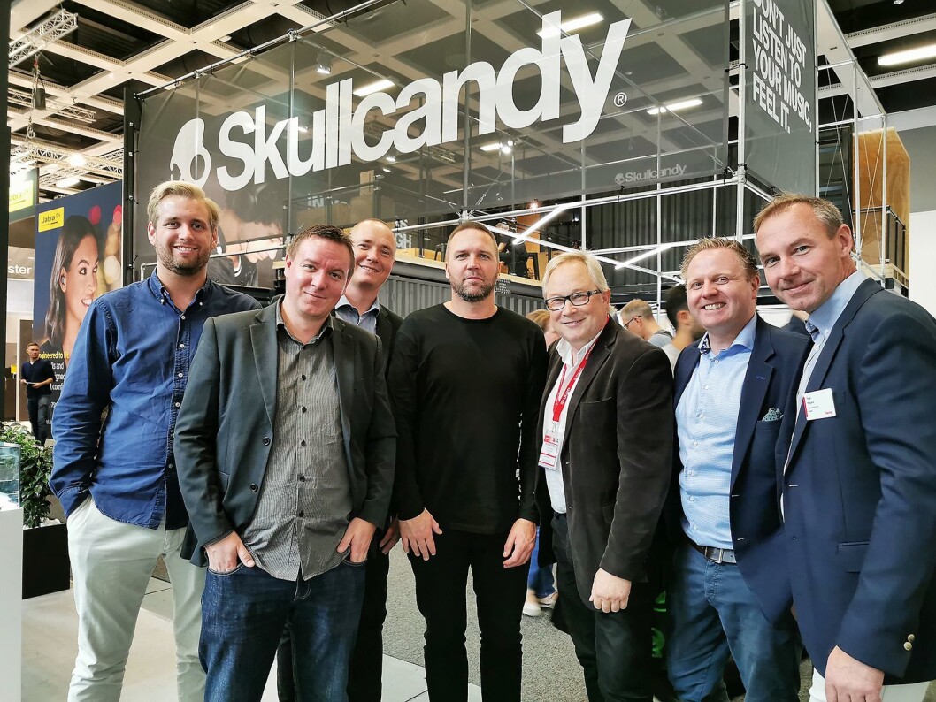Fra venstre Kristoffer Vågen, Thomas Grim, Tom Bækkevold, Daniel Schönemann, Jo Petter Kjeldset, Knut Grimstad og Terje Nygård. Alle fra Tura Scandinavia AB, som distribuerer Skullcandy, bortsett fra Schönemann (Skullcandy) og Grimstad (Elon). Foto: Stian Sønsteng. Fra venstre Kristoffer Vågen, Thomas Grim, Tom Bækkevold, Daniel Schönemann, Jo Petter Kjeldset, Knut Grimstad og Terje Nygård. Alle fra Tura Scandinavia AB, som distribuerer Skullcandy, bortsett fra Schönemann (Skullcandy) og Grimstad (Elon). Foto: Stian Sønsteng.