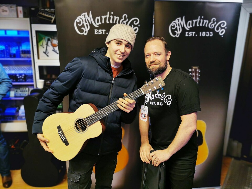 Filip Fleischer fra Oslo ble trukket ut som vinner av den lille Martin-gitaren LX1E. Her sammen med butikksjef Mats A. Haugen ved Deluxe Music på Grünerløkka i Oslo. Foto: Stian Sønsteng.