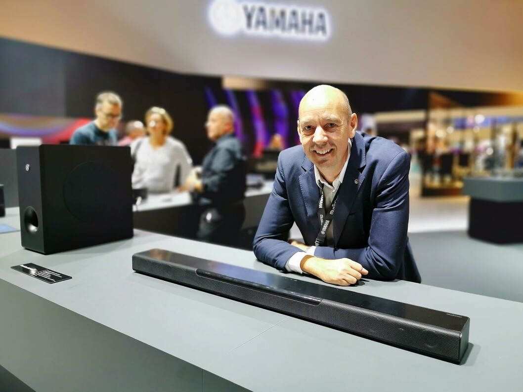 Marcus Carlsson i Yamaha Music Europe med MusicCast Bar 400, som kom i vår. Denne kan koples til en trådløs dypbasshøyttaler og/eller trådløse bakhøyttalere. Pris: 6.000,- Foto: Stian Sønsteng Marcus Carlsson i Yamaha Music Europe med MusicCast Bar 400, som kom i vår. Denne kan koples til en trådløs dypbasshøyttaler og/eller trådløse bakhøyttalere. Pris: 6.000,- Foto: Stian Sønsteng