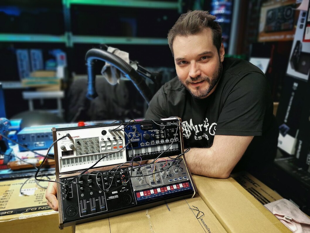 Karl Markus Zavodny med noen av de analoge synthene i Korg Volca-serien, der han nå kan tilby et lite stativ. Foto: Stian Sønsteng. Karl Markus Zavodny med noen av de analoge synthene i Korg Volca-serien, der han nå kan tilby et lite stativ. Foto: Stian Sønsteng.