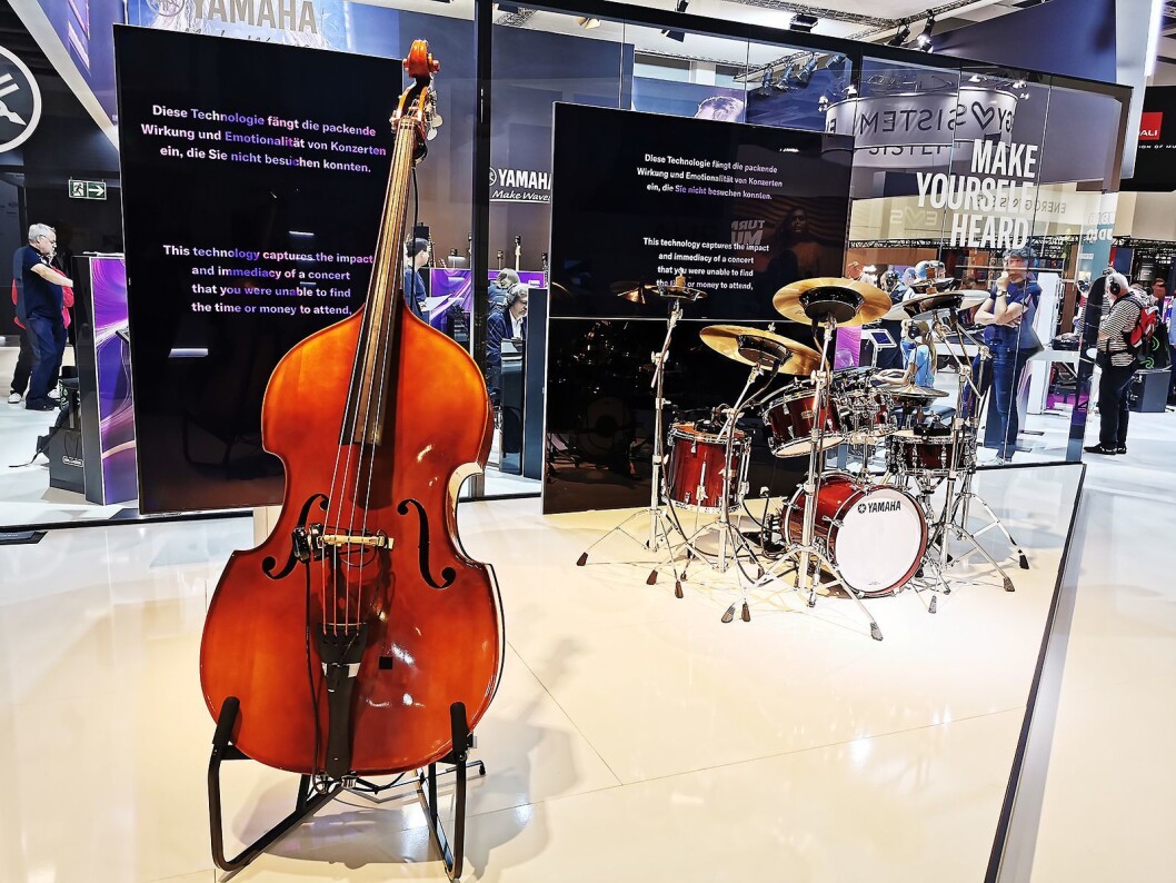 På IFA viste Yamaha selvspillende kontrabass og trommesett, samt det selvspillende klaveret vi har sett tidligere. Foto: Stian Sønsteng. På IFA viste Yamaha selvspillende kontrabass og trommesett, samt det selvspillende klaveret vi har sett tidligere. Foto: Stian Sønsteng.