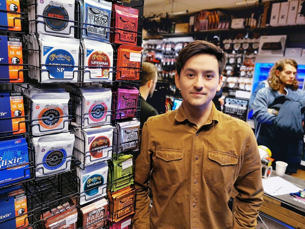 Olav Otterlei er gitaransvarlig ved Deluxe Music i Oslo. Her med noen av strengene de selger. Foto: Stian Sønsteng. Olav Otterlei er gitaransvarlig ved Deluxe Music i Oslo. Her med noen av strengene de selger. Foto: Stian Sønsteng.