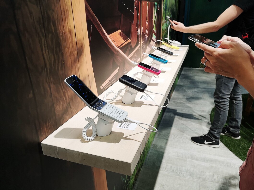 Med Nokia 2720 Flip kan du ta imot samtaler selv om mobilen er lukket. Foto: Marte Ottemo. Med Nokia 2720 Flip kan du ta imot samtaler selv om mobilen er lukket. Foto: Marte Ottemo.