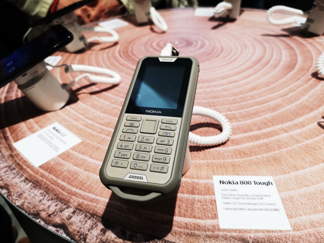 Nokia 800 Tough er selskapets første mobil som har fått militært spesifisert tøffhetsgrad. Foto: Marte Ottemo. Nokia 800 Tough er selskapets første mobil som har fått militært spesifisert tøffhetsgrad. Foto: Marte Ottemo.