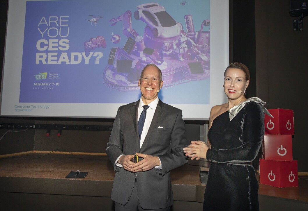 Steve Koenig er sjefsanalytiker i amerikanske Consumer Technology Association (CTA), som blant annet er arrangør av CES-messen. Han ble takket av scenen av Marte Ottemo fra Stiftelsen Elektronikkbransjen. Foto: Tore Skaar. Steve Koenig er sjefsanalytiker i amerikanske Consumer Technology Association (CTA), som blant annet er arrangør av CES-messen. Han ble takket av scenen av Marte Ottemo fra Stiftelsen Elektronikkbransjen. Foto: Tore Skaar.
