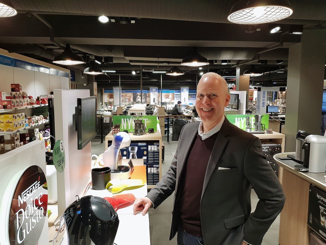 Steve Koenig i CTA i den småelektriske avdelingen ved Elkjøp Glasmagasinet. Foto: Jan Røsholm. Steve Koenig i CTA i den småelektriske avdelingen ved Elkjøp Glasmagasinet. Foto: Jan Røsholm.