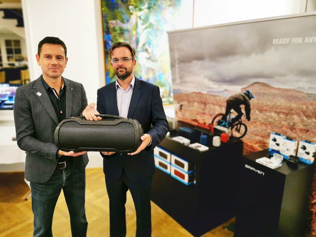 Til venstre Adrian Fennell (markedssjef) og Damien McGrath (audiosjef) i Zagg International med Braven XXL/2. Foto: Stian Sønsteng. Til venstre Adrian Fennell (markedssjef) og Damien McGrath (audiosjef) i Zagg International med Braven XXL/2. Foto: Stian Sønsteng.