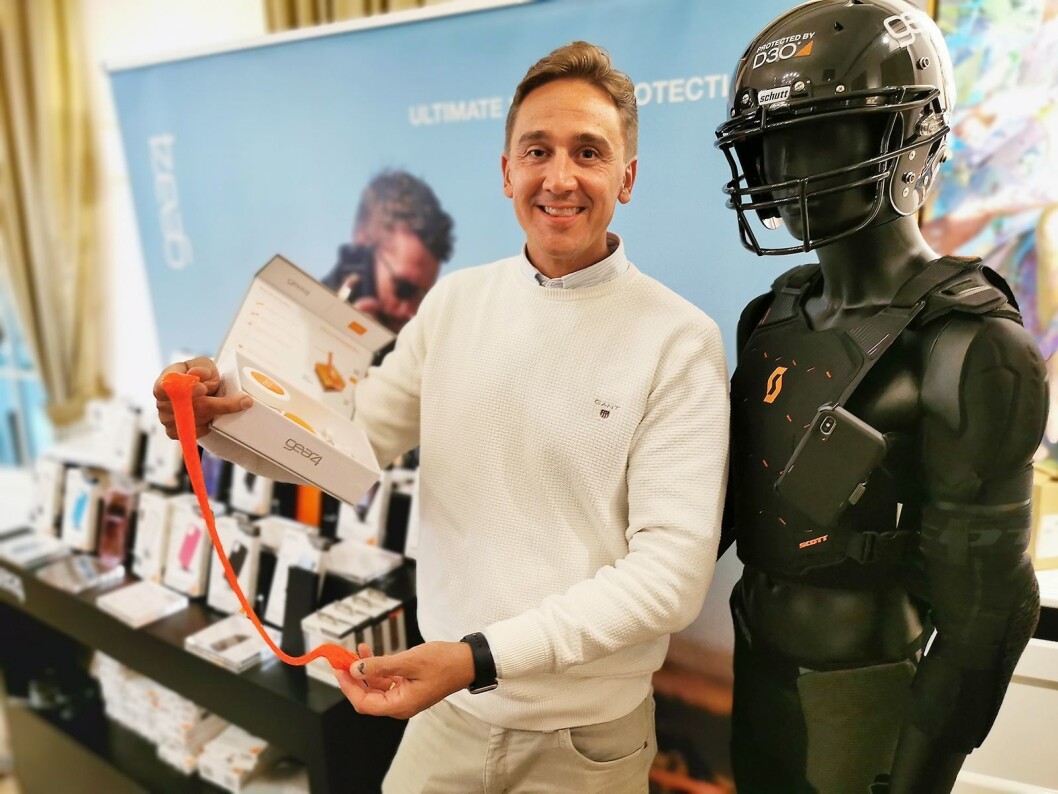 Gabriel Kjellén viser fleksibiliteten til det støtabsorberende materialet D30, som brukes i mobildekslene fra Gear4. Foto: Stian Sønsteng. Gabriel Kjellén viser fleksibiliteten til det støtabsorberende materialet D30, som brukes i mobildekslene fra Gear4. Foto: Stian Sønsteng.