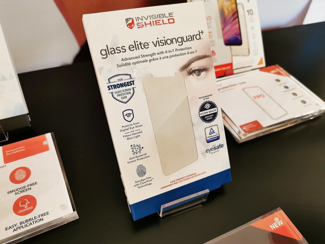InvisibleShield Glass+ VisionGuard skal beskytte både skjermen og øyet, takket være et filter som fjerner det skadelige blålyset, og har et middel som skal drepe nesten 100 prosent av bakteriene. Foto: Stian Sønsteng. InvisibleShield Glass+ VisionGuard skal beskytte både skjermen og øyet, takket være et filter som fjerner det skadelige blålyset, og har et middel som skal drepe nesten 100 prosent av bakteriene. Foto: Stian Sønsteng.