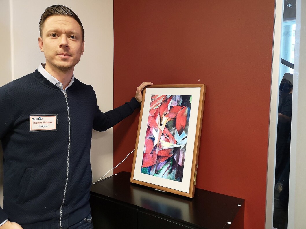 Kundeansvarlig i Netgear, Rickard Eriksson, viser fram selskapets nyeste satsing, det digitale lerretet Meural. Foto: Marte Ottemo Kundeansvarlig i Netgear, Rickard Eriksson, viser fram selskapets nyeste satsing, det digitale lerretet Meural. Foto: Marte Ottemo