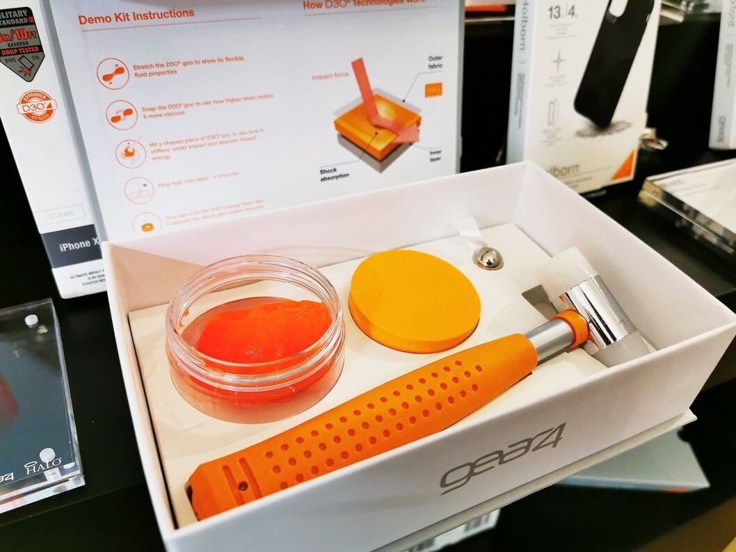 Demosettet fra Gear4 skal gjøre det lett for butikkene å vise hvordan D3O-materialet er støtabsorberende. Foto: Stian Sønsteng. Demosettet fra Gear4 skal gjøre det lett for butikkene å vise hvordan D3O-materialet er støtabsorberende. Foto: Stian Sønsteng.