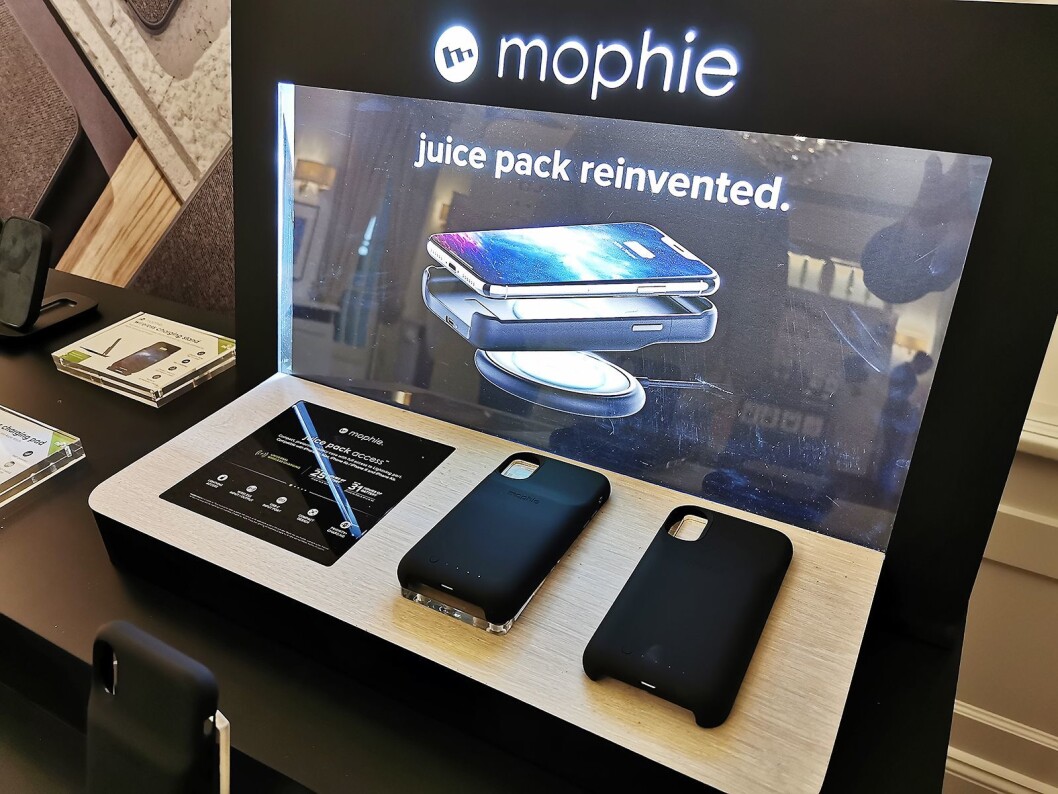 Ladedekslet Mophie Juice Pack Access lader det mobilen trådløst. Dekslet lades også trådløst. Foto: Stian Sønsteng. Ladedekslet Mophie Juice Pack Access lader det mobilen trådløst. Dekslet lades også trådløst. Foto: Stian Sønsteng.