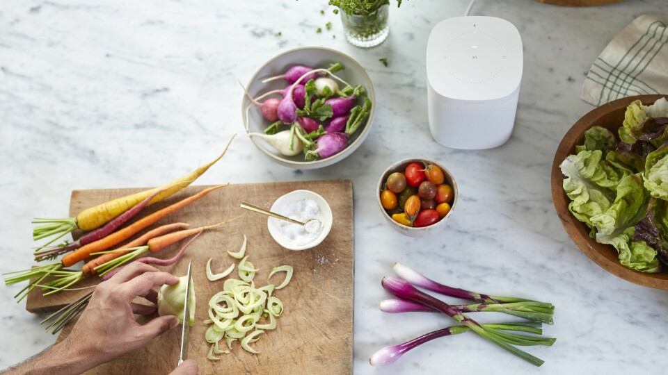 Nå kan du snakke til Sonos One mens du kutter grønnsaker. Foto: Sonos