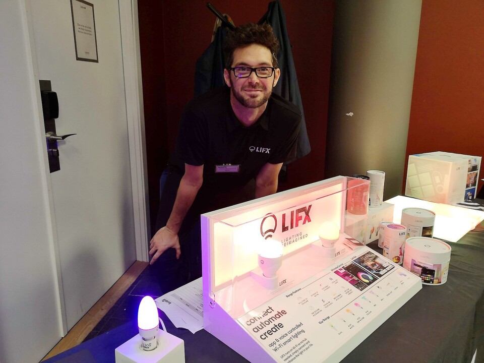 Michael Larcom, salgsansvarlig for Lifx hos distributøren LSM Global, viser fram nyhetene fra selskapet. Foto: Marte Ottemo