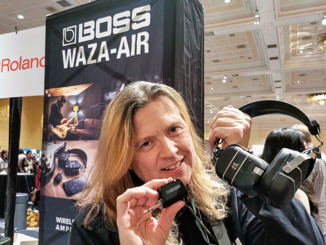 Jeff Slingluff i Boss U. S., en divisjon i Roland Corporation U. S., med hodetelefonene Boss Wasa-Air for gitarister. Foto: Stian Sønsteng. Jeff Slingluff i Boss U. S., en divisjon i Roland Corporation U. S., med hodetelefonene Boss Wasa-Air for gitarister. Foto: Stian Sønsteng.