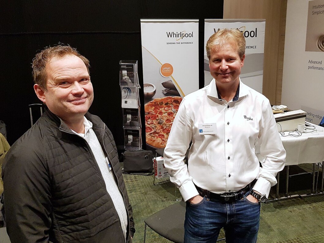 Daglig leder Stig Gule (t. v.) i GI Elektro Hvitevarer AS i Molde besøkte standen til Ole Storkaas i Whirlpool. Foto: Jan Røsholm. Daglig leder Stig Gule (t. v.) i GI Elektro Hvitevarer AS i Molde besøkte standen til Ole Storkaas i Whirlpool. Foto: Jan Røsholm.
