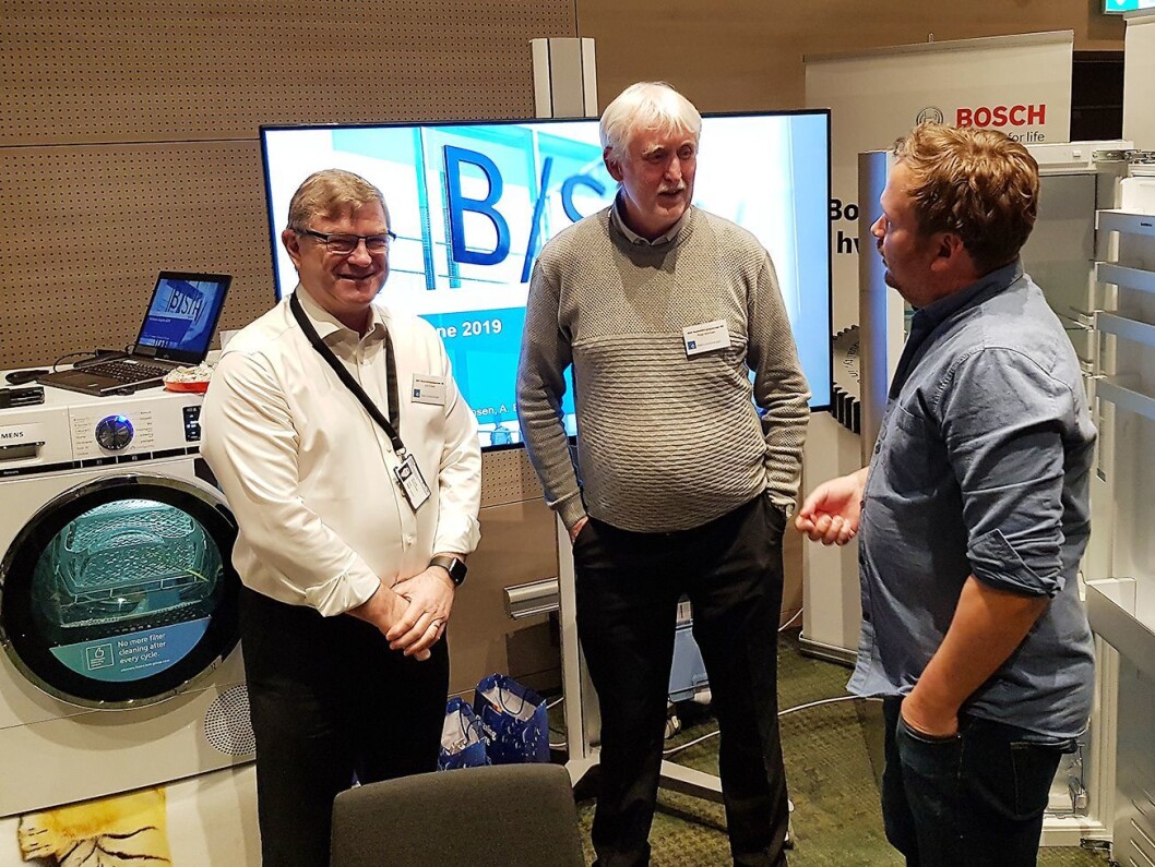 John Eriksen (f. v.) og Roger Martinsen fra BSH Husholdningsapparater diskuterer kjøleteknikk med Kjetil Petterson fra Pema. Foto: Jan Røsholm. John Eriksen (f. v.) og Roger Martinsen fra BSH Husholdningsapparater diskuterer kjøleteknikk med Kjetil Petterson fra Pema. Foto: Jan Røsholm.