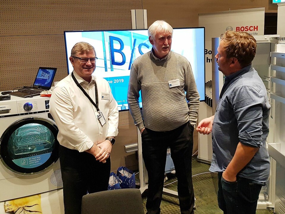 John Eriksen (f. v.) og Roger Martinsen fra BSH Husholdningsapparater diskuterer kjøleteknikk med Kjetil Petterson fra Pema. Foto: Jan Røsholm.