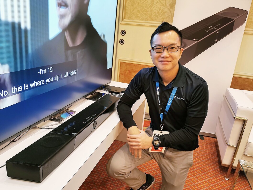 Edwin Ong i Creative Labs med lydplanken Creative SXFI Carrier. Foto: Stian Sønsteng. Edwin Ong i Creative Labs med lydplanken Creative SXFI Carrier. Foto: Stian Sønsteng.
