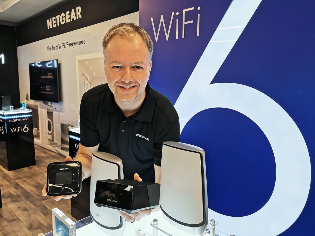 Norden-sjef Pål Vatneberg i Netgear med 5G-ruteren (f. v.), Orbi (hvite) og Nighthawk (sort) - alle med WiFi 6. Foto: Stian Sønsteng. Norden-sjef Pål Vatneberg i Netgear med 5G-ruteren (f. v.), Orbi (hvite) og Nighthawk (sort) - alle med WiFi 6. Foto: Stian Sønsteng.