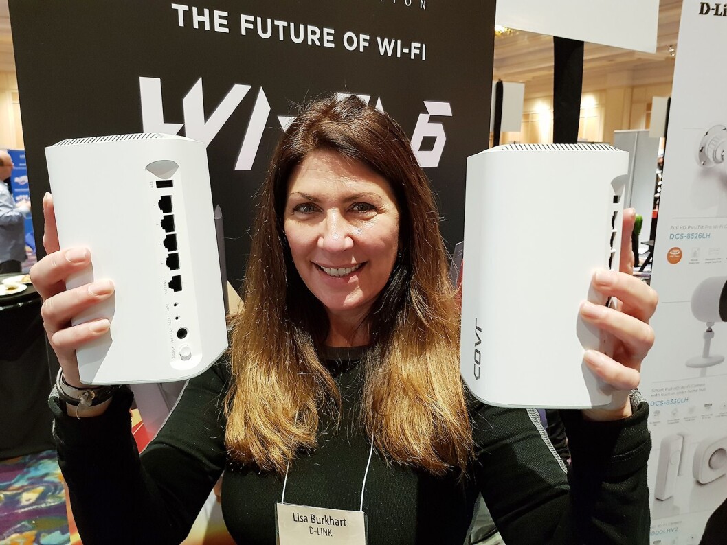 Lisa Burkhart viser frem de nye WiFi 6 produktene fra Dlink. Foto: Jan Røsholm. Lisa Burkhart viser frem de nye WiFi 6 produktene fra Dlink. Foto: Jan Røsholm.