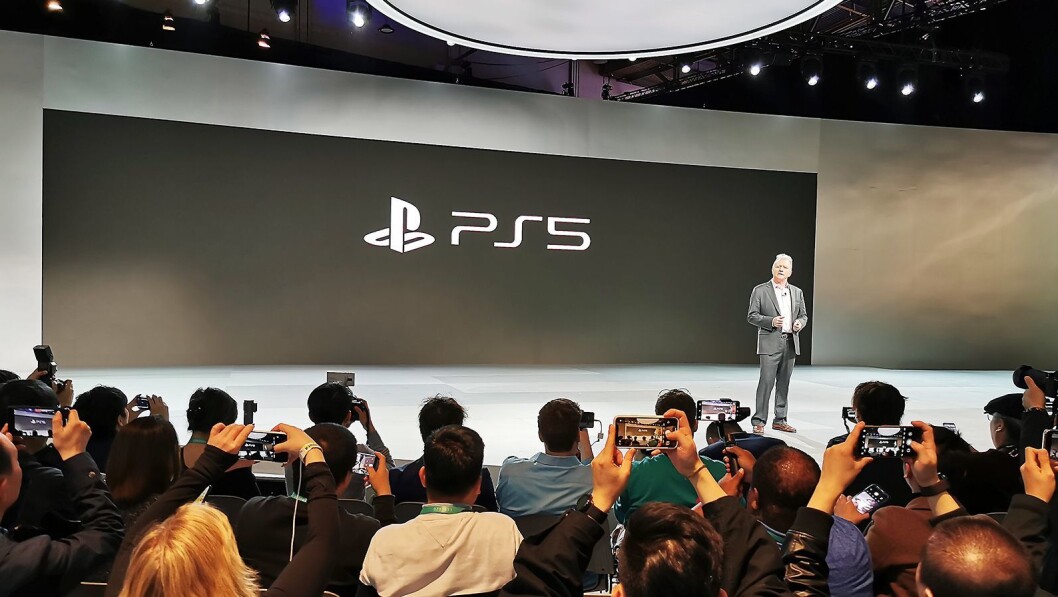 PlayStation-sjef Jim Ryan viser under CES-messen for første gang den nye PS5-logoen. Foto: Stian Sønsteng. PlayStation-sjef Jim Ryan viser under CES-messen for første gang den nye PS5-logoen. Foto: Stian Sønsteng.