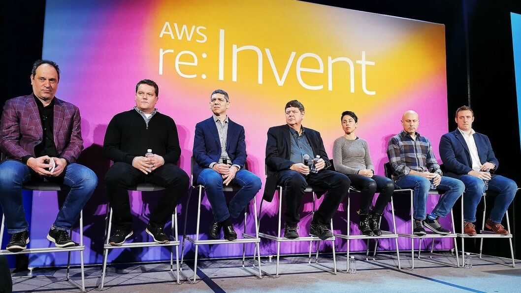 Fra høyre Matt Wood (AI-tjenester), Joshua Burgin (teknisk rådgivning), Mai-Lan Bukovec (lagring), Bill Vass (prosjektering), Andi Gutmans (analyse) og Shawn Bice (databaser). Alle visepresidenter i AWS, med unntak av Burgin som er direktør. Foto: Stian Sønsteng Fra høyre Matt Wood (AI-tjenester), Joshua Burgin (teknisk rådgivning), Mai-Lan Bukovec (lagring), Bill Vass (prosjektering), Andi Gutmans (analyse) og Shawn Bice (databaser). Alle visepresidenter i AWS, med unntak av Burgin som er direktør. Foto: Stian Sønsteng
