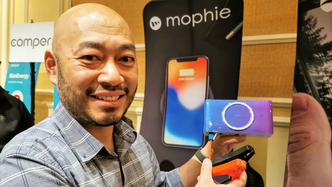 Alan Huang i Zagg med Mophie Power Station Go. Foto: Stian Sønsteng. Alan Huang i Zagg med Mophie Power Station Go. Foto: Stian Sønsteng.