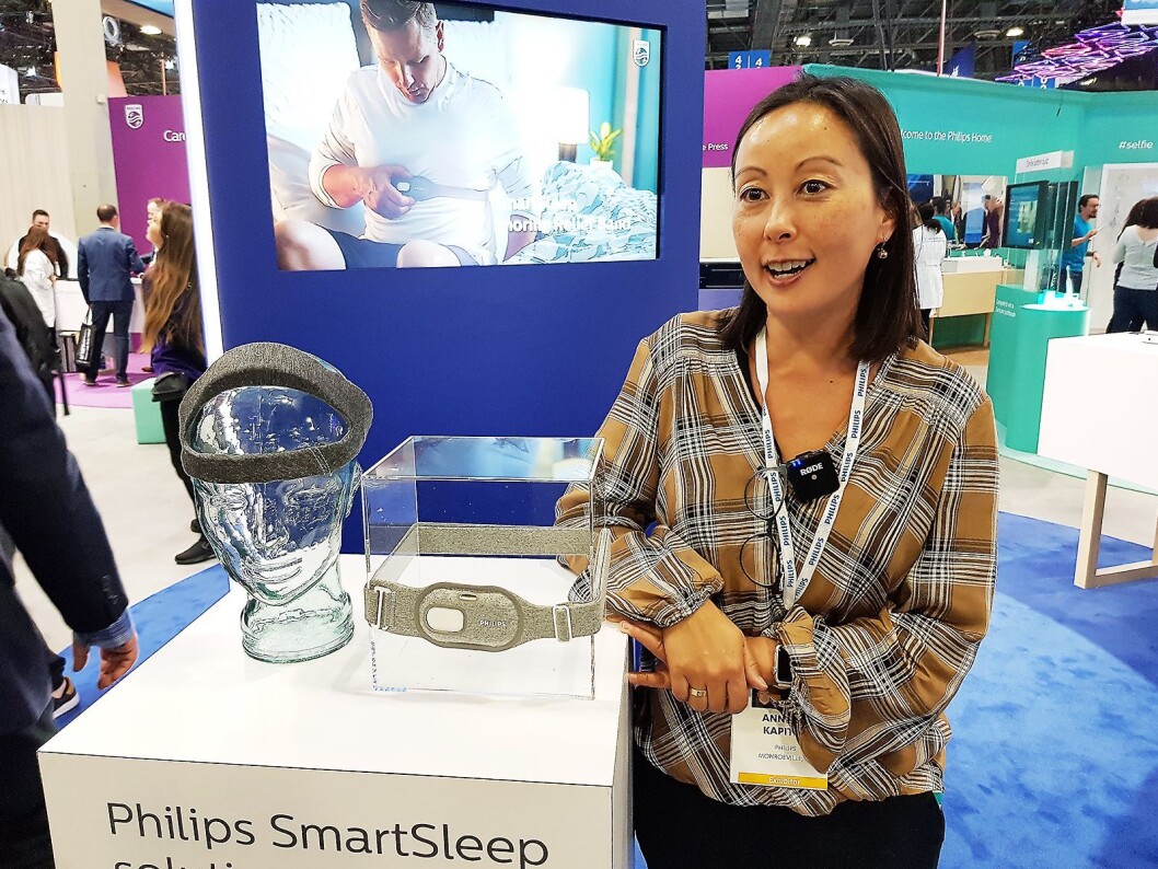 Annette Kapitan fra Philips viser frem to nyheter for å forbedre søvnkvaliteten. Foto: Jan Røsholm Annette Kapitan fra Philips viser frem to nyheter for å forbedre søvnkvaliteten. Foto: Jan Røsholm