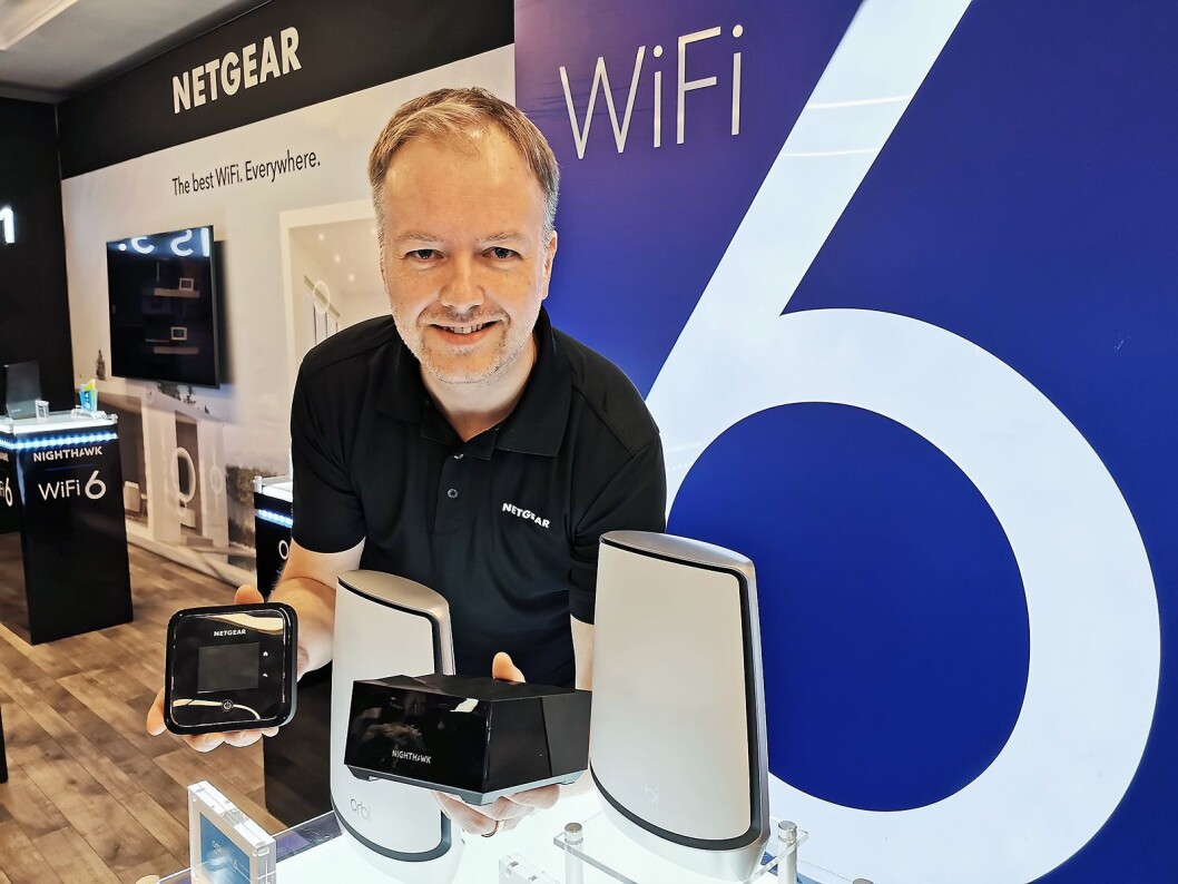 Norden-sjef Pål Vatneberg i Netgear med 5G (t. v.) og Nighthawk-ruterne i hendene, samt de hvite Orbi-ruterne. Alle har Wi-Fi 6, de to siste også maskenettverk (mesh). Foto: Stian Sønsteng Norden-sjef Pål Vatneberg i Netgear med 5G (t. v.) og Nighthawk-ruterne i hendene, samt de hvite Orbi-ruterne. Alle har Wi-Fi 6, de to siste også maskenettverk (mesh). Foto: Stian Sønsteng