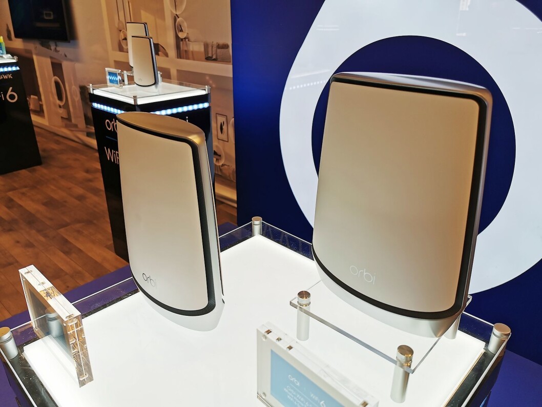 Netgears Orbi-serie maskenettverksprodukter kom med Wi-Fi 6 før nyttår. En topakning koster 8.000 kroner, og skal dekke 500 kvadratmeter. Foto: Stian Sønsteng Netgears Orbi-serie maskenettverksprodukter kom med Wi-Fi 6 før nyttår. En topakning koster 8.000 kroner, og skal dekke 500 kvadratmeter. Foto: Stian Sønsteng