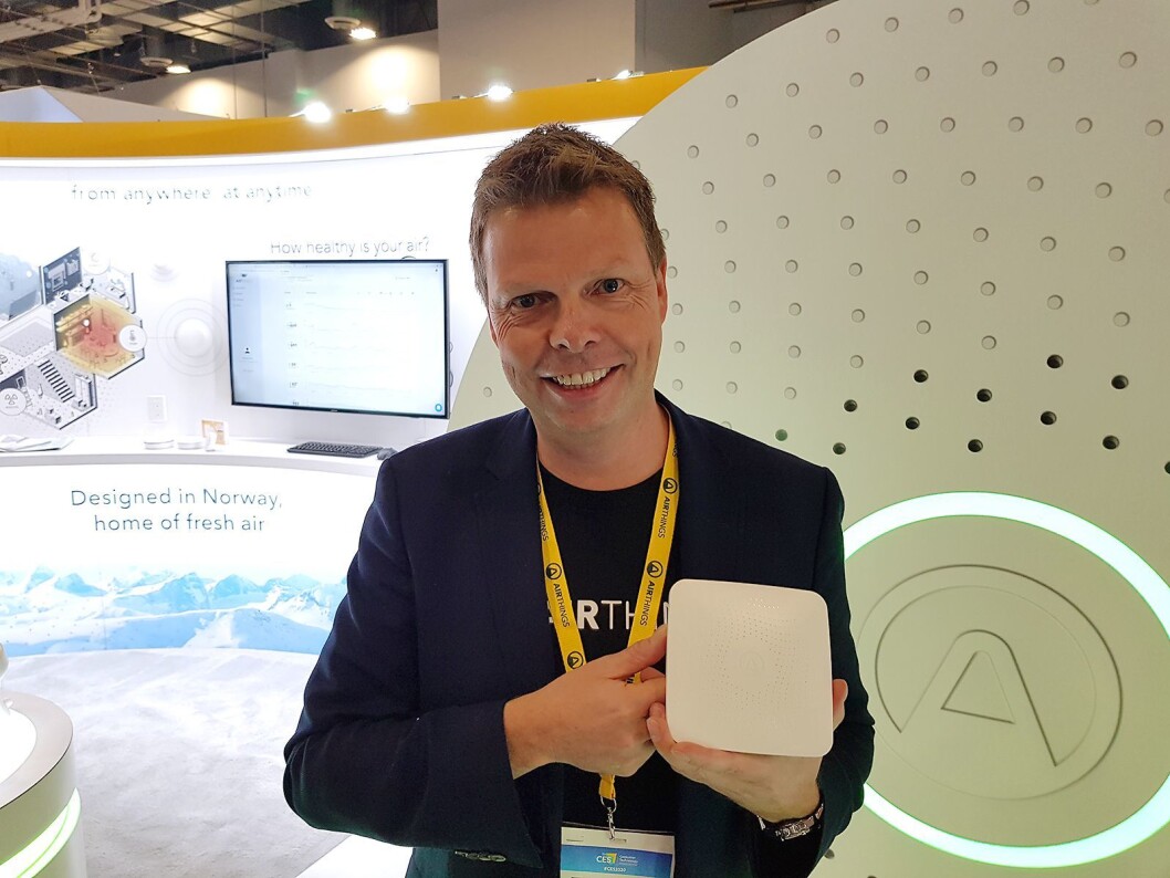 Airthings-sjef Øyvind Birkenes viser frem den nye Hub. Foto: Jan Røsholm. Airthings-sjef Øyvind Birkenes viser frem den nye Hub. Foto: Jan Røsholm.