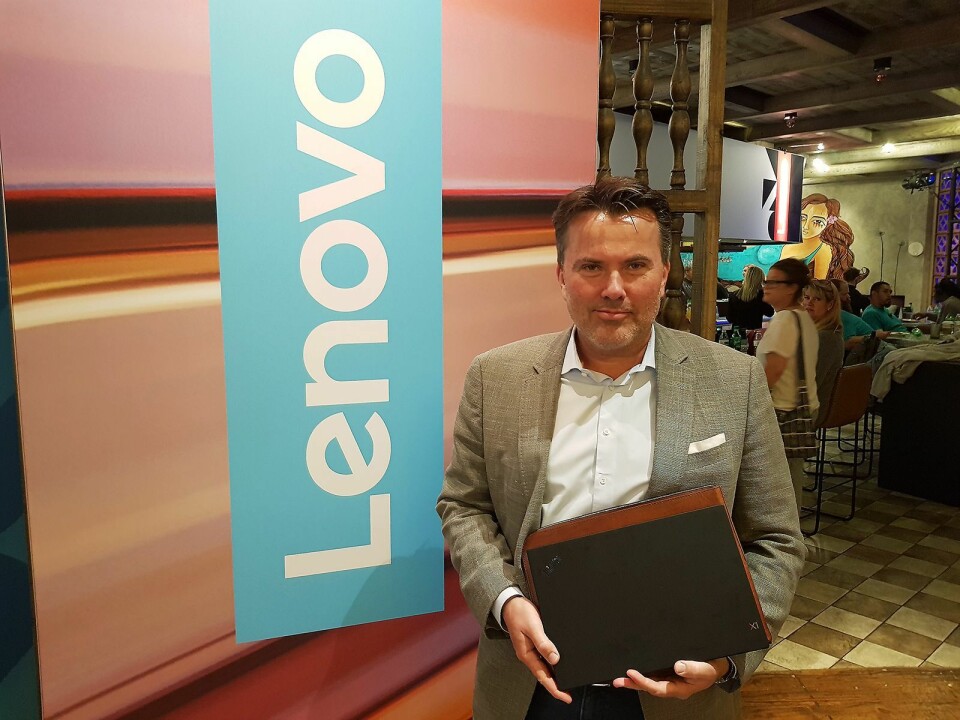 Morten Karlsrud fra Lenovo på plass foran selskapets utstilling på CES-messen. Foto: Jan Røsholm