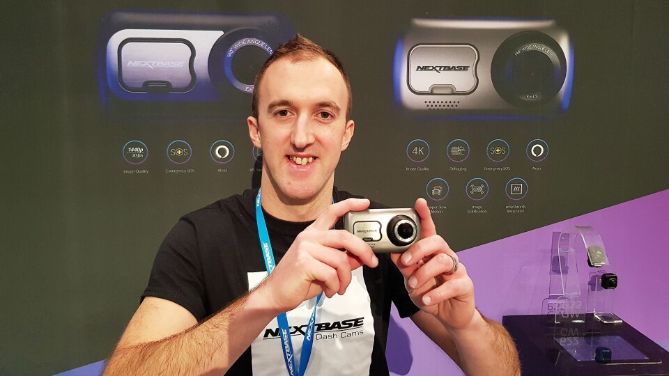 Bryn Broker, markedssjef i Nextbase med det nye kamera 622GW. Foto: Jan Røsholm