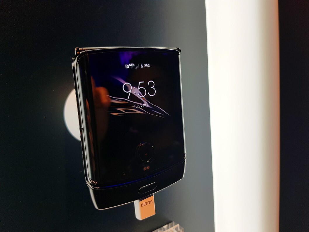 Når telefonen er slått sammen, viser en liten skjerm statusmeldinger. Foto: Jan Røsholm. Når telefonen er slått sammen, viser en liten skjerm statusmeldinger. Foto: Jan Røsholm.