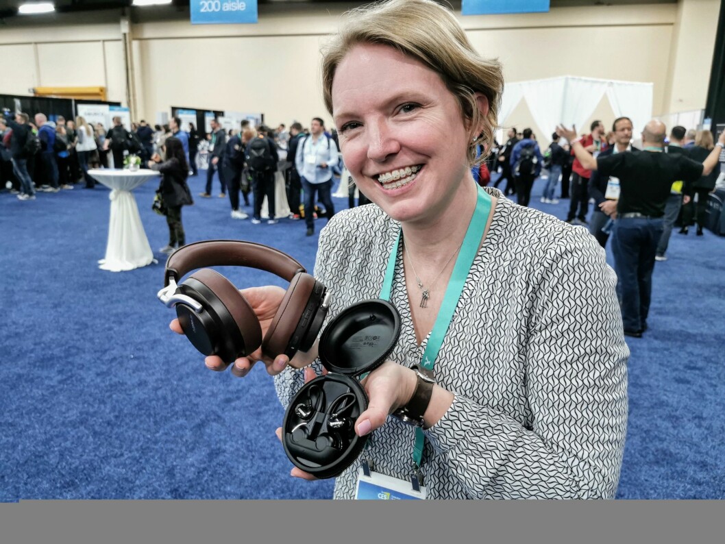 Laura Clapp Davidson i Shure med hodetelefonene Aonic 50 og de helt trådløse øreproppene Aonic 215. Foto:Stian Sønsteng.