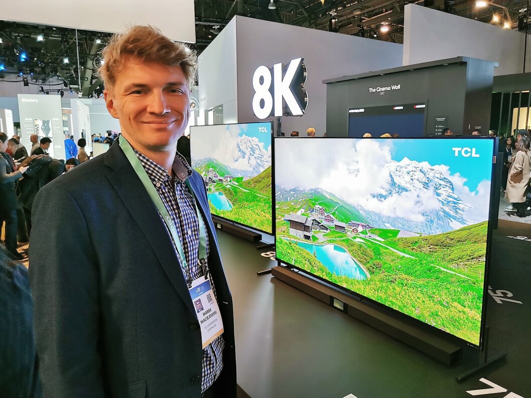 Produktutviklings-direktør Marek Maciejewski i TCL Europe med selskapets første 8K-TV på det norske markedet, X91, der lydplanken følger med. Foto: Stian Sønsteng Produktutviklings-direktør Marek Maciejewski i TCL Europe med selskapets første 8K-TV på det norske markedet, X91, der lydplanken følger med. Foto: Stian Sønsteng