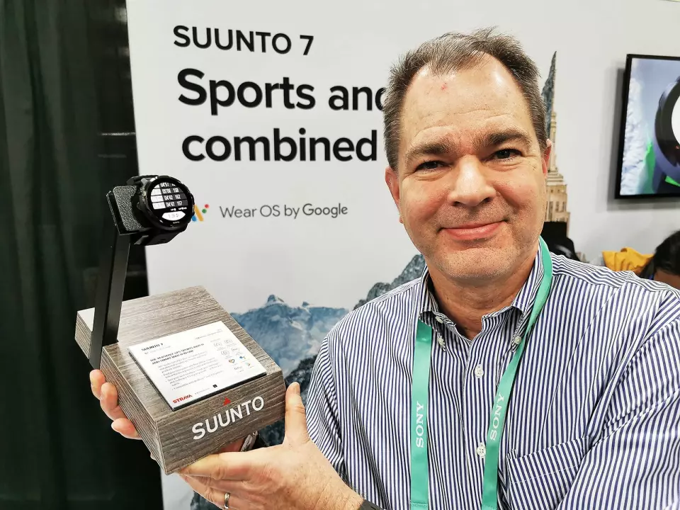 Produktsjef Lasse Siitonen i finske Suunto med selskapets første smartklokke; Suunto 7. Foto: Stian Sønsteng