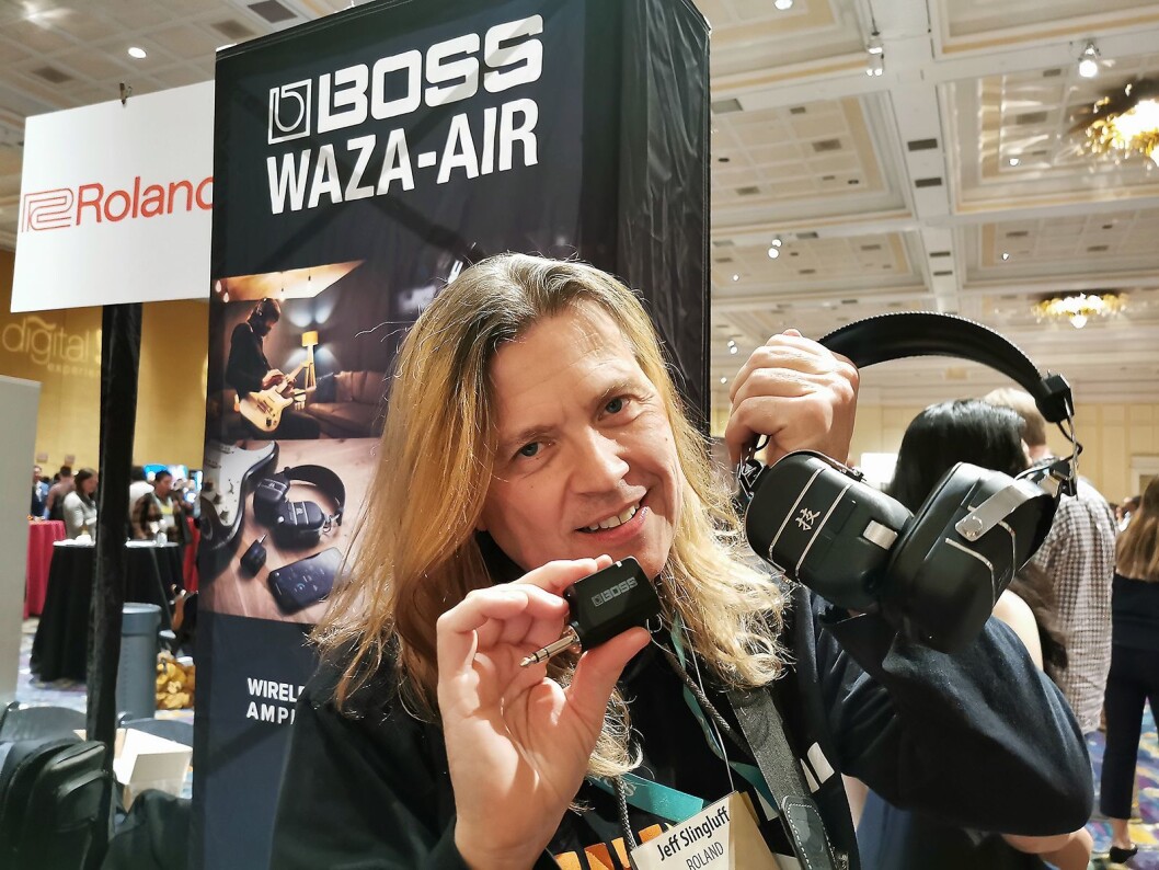 Jeff Slingluff i Boss U. S., en divisjon i Roland Corporation U. S., med hodetelefonene Boss Wasa-Air for gitarister. Foto: Stian Sønsteng. Jeff Slingluff i Boss U. S., en divisjon i Roland Corporation U. S., med hodetelefonene Boss Wasa-Air for gitarister. Foto: Stian Sønsteng.