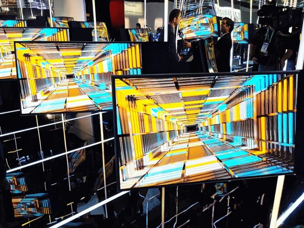Samsungs nye konsept-TV Sero kan brukes både horisontalt og vertikalt. Foto: Stian Sønsteng. Samsungs nye konsept-TV Sero kan brukes både horisontalt og vertikalt. Foto: Stian Sønsteng.