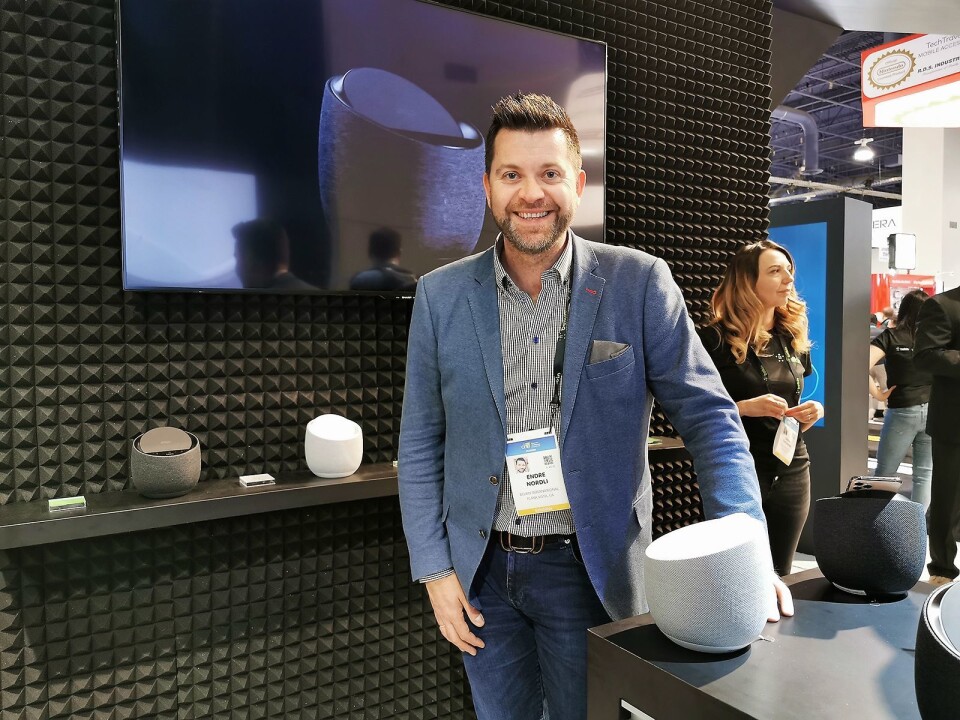 Endre Nordli i Belkin og Linksys med smarthøyttaleren Belkin Soundform Elite, med lyd utviklet av Devialet og en trådløs lader i toppen. Foto: Stian Sønsteng