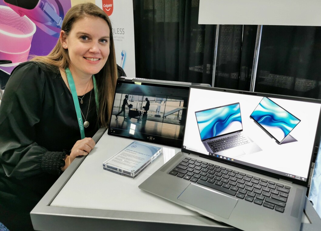 Amanda Baker i Dell med Latitude 9510, der man kan velge mellom en tradisjonell skjerm og en berøringsskjerm i en foldbar utgave. Foto: Stian Sønsteng.