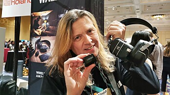 ROLAND MED GITARFORSTERKEREN PÅ ØRET ROLAND MED GITARFORSTERKEREN PÅ ØRET