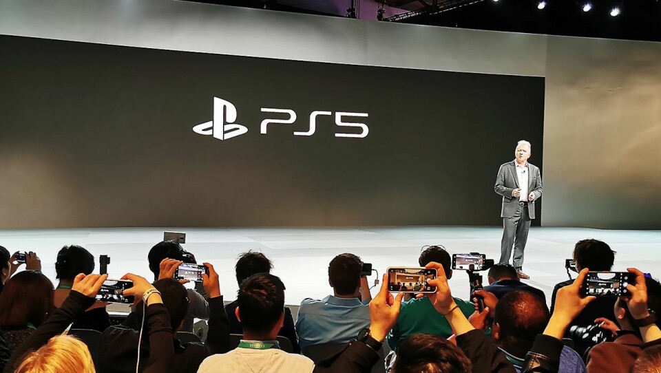 PlayStation-sjef Jim Ryan viser under CES-messen for første gang den nye PS5-logoen. Foto: Stian Sønsteng